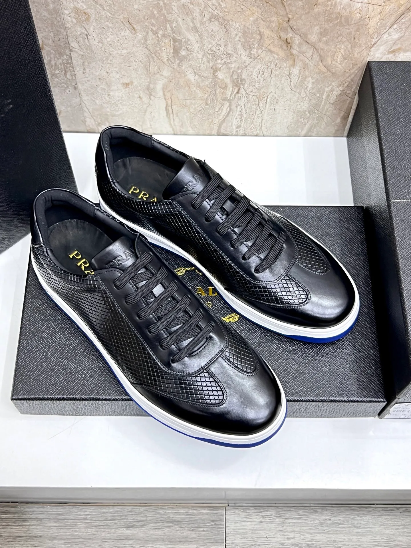 💰620 Prada classic men’s lace-up casual shoes｜Imported cowhide upper｜Layered stitching design on the upper Lightweight and breathable｜Soft and comfortable｜PRADA letters on the side｜Distinctive sporty style Showing the brand style｜Lightweight embossed rubber sole｜With cowhide foot pad lining｜Excellent foot feel Fashionable and elegant｜Size: 38-44 (customized at 45)